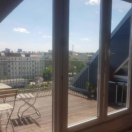 Helle Dachgeschosswohnung Fuer 8 Personen In Zentraler Lage Berlin Exterior foto
