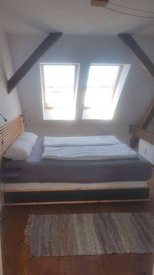 Helle Dachgeschosswohnung Fuer 8 Personen In Zentraler Lage Berlin Exterior foto