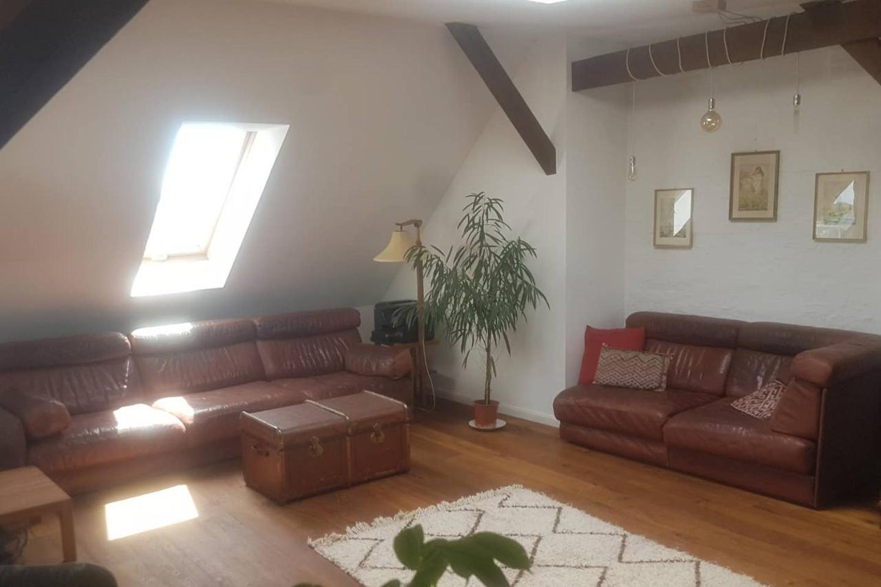 Helle Dachgeschosswohnung Fuer 8 Personen In Zentraler Lage Berlin Exterior foto