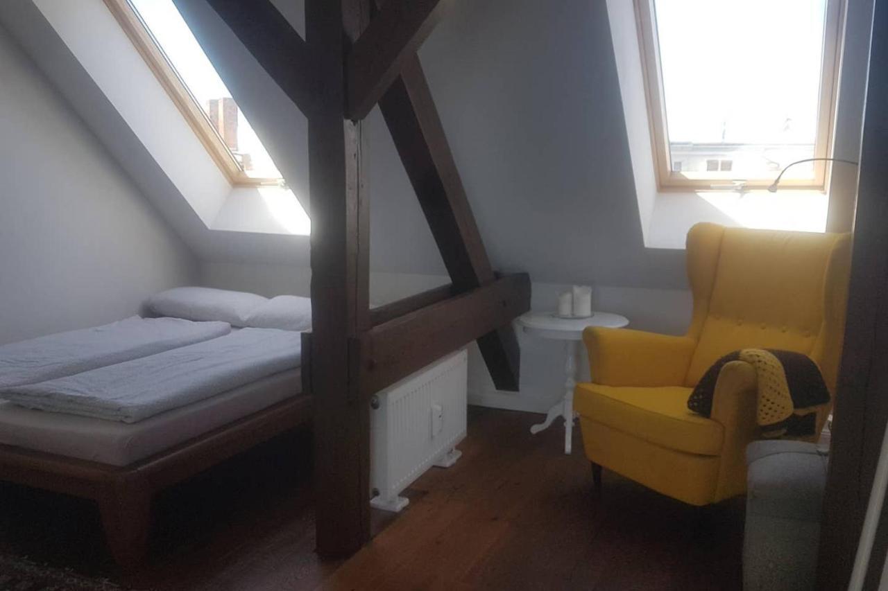 Helle Dachgeschosswohnung Fuer 8 Personen In Zentraler Lage Berlin Exterior foto
